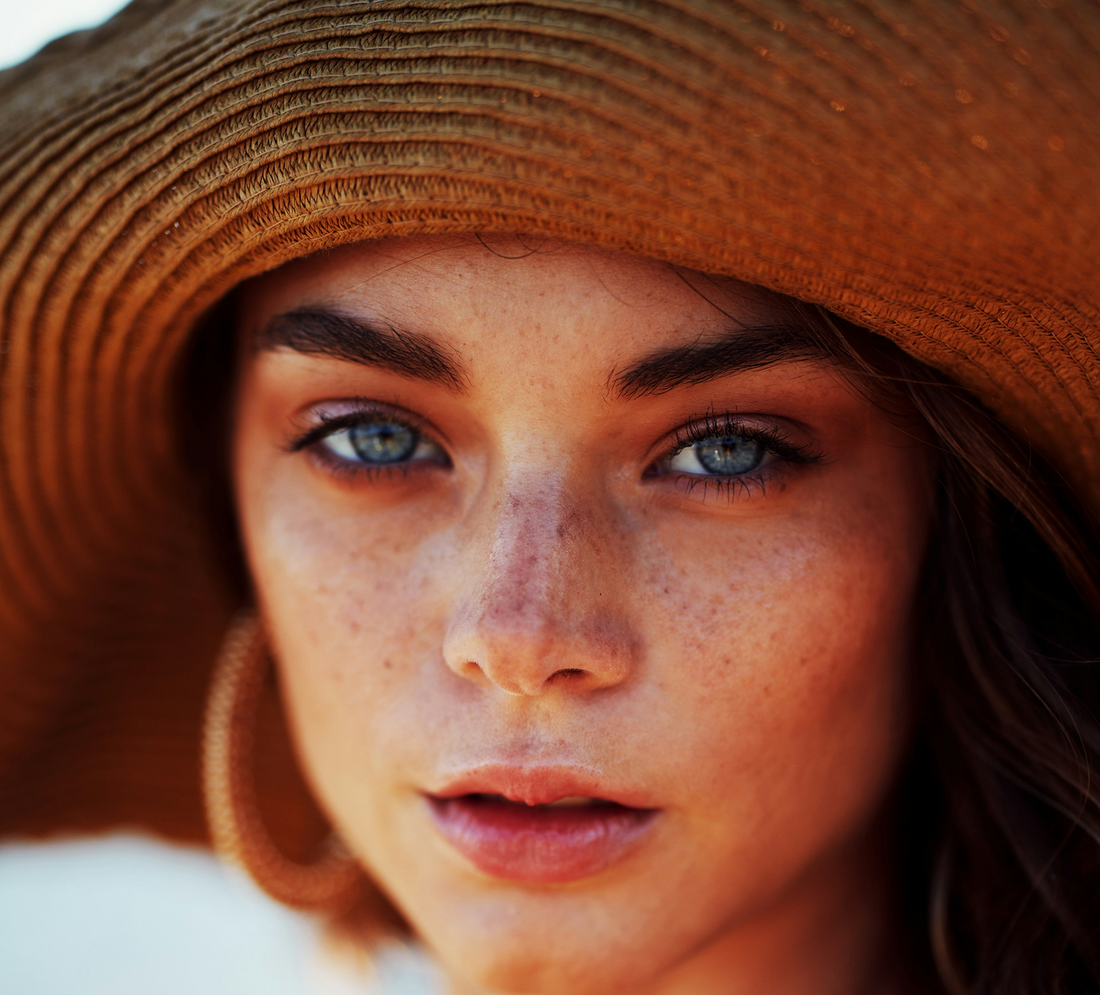 woman wears contact lenses at the beach